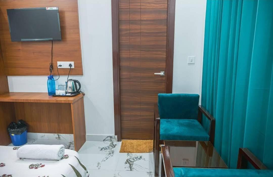 Hotel Parth Inn Rishikesh Bagian luar foto
