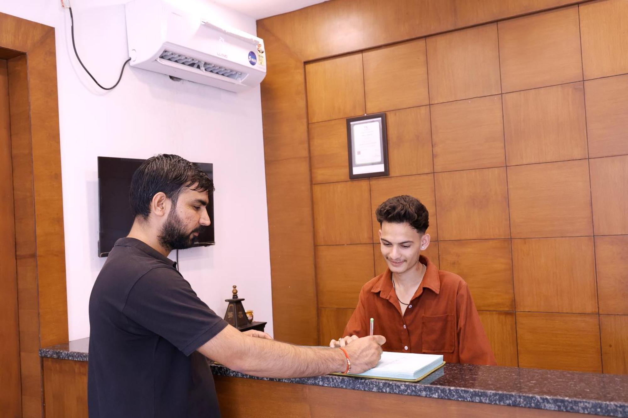 Hotel Parth Inn Rishikesh Bagian luar foto
