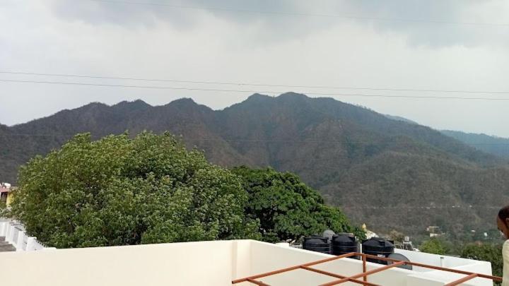 Hotel Parth Inn Rishikesh Bagian luar foto