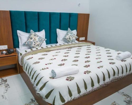 Hotel Parth Inn Rishikesh Bagian luar foto
